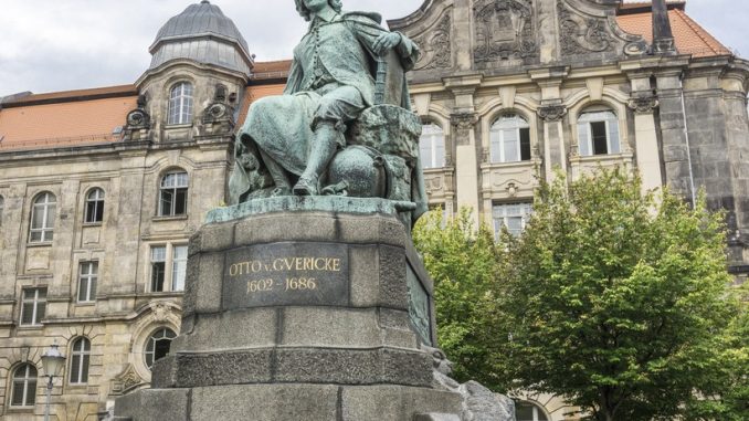 Otto von Guericke Denkmal 05646