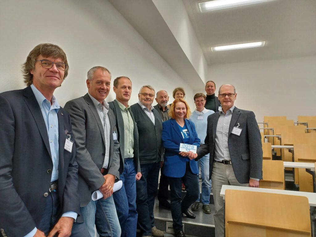 Der neue Vorstand mit der Vertreterin der gastgebenden Hochschule Reutlingen 2022, Monika Hennig (Bildmitte)