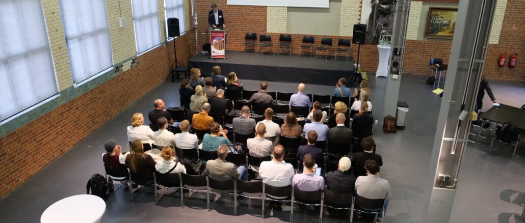 Plenum hört einen Beitrag