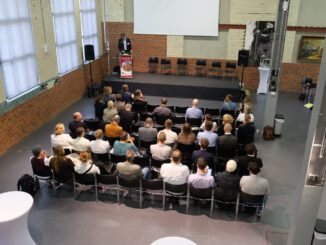 Plenum hört einen Beitrag