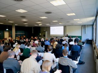 Das Bild zeigt die Zuhörenden bei deinem Vortrag vor dem gesamten Plenum; Foto: Pädagogische Hochschule Freiburg