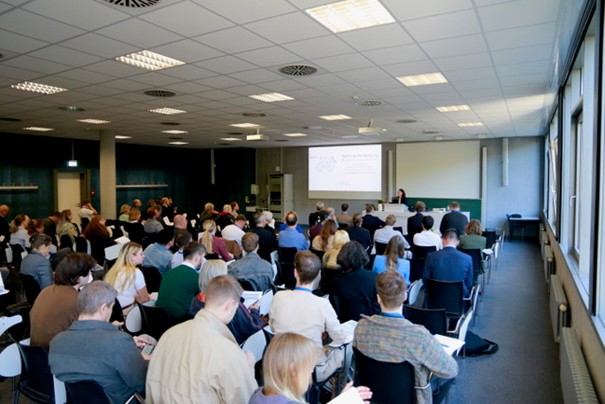Das Bild zeigt die Zuhörenden bei deinem Vortrag vor dem gesamten Plenum; Foto: Pädagogische Hochschule Freiburg